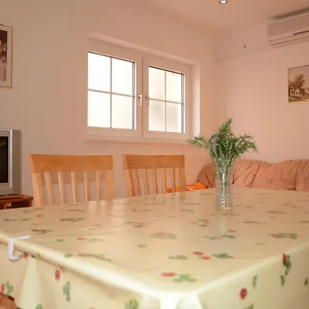 Apartman Iva *